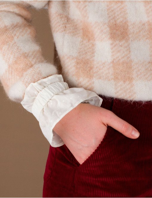 Manchettes en plumetis crème, une touche de raffinement pour toutes vos tenues.